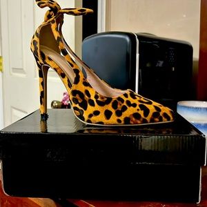 Leopard print heels with bow on the back